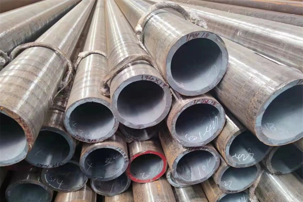 Alloy seamless steel pipe for high temperature service