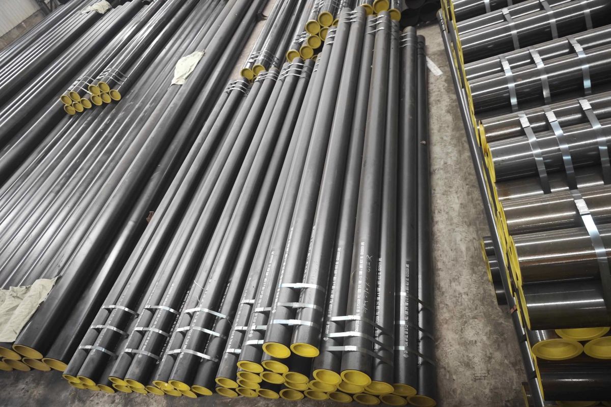 ERW welded pipe bundles stored in warehouse