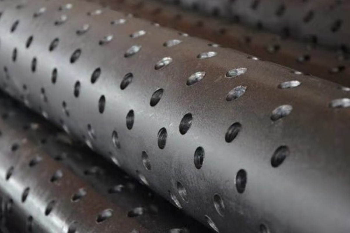 Slotted steel pipe for oil well sand control